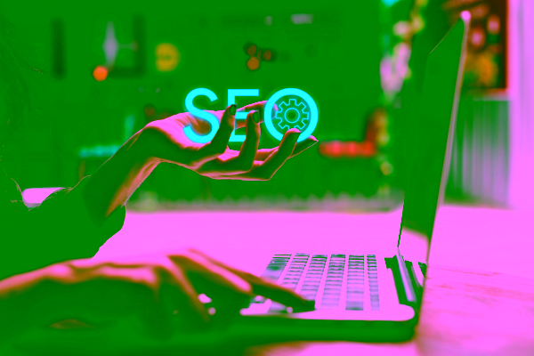 main de femme portant les 3 lettres SEO